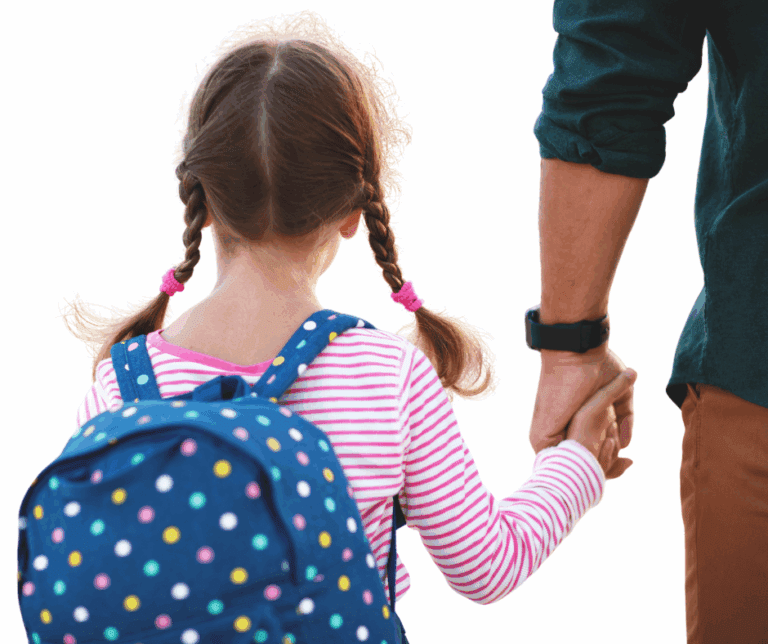 Fillette avec cartable à pois tenant la main de son père le jour de la rentrée scolaire